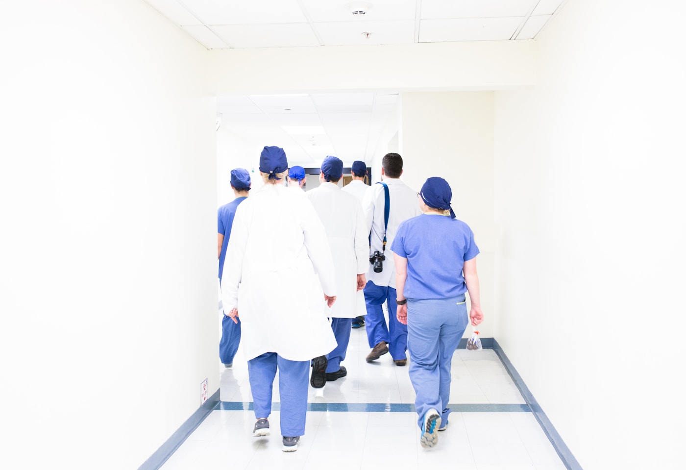 Đội ngũ y tế chăm sóc bệnh nhân hồi sức